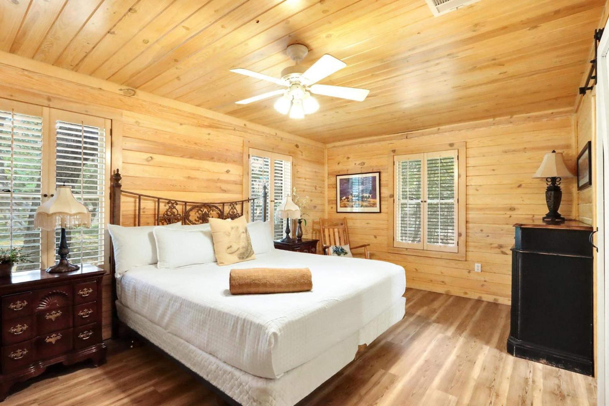 Wimberley Log Cabins Resort And Suites- The Oak Lodge Kültér fotó